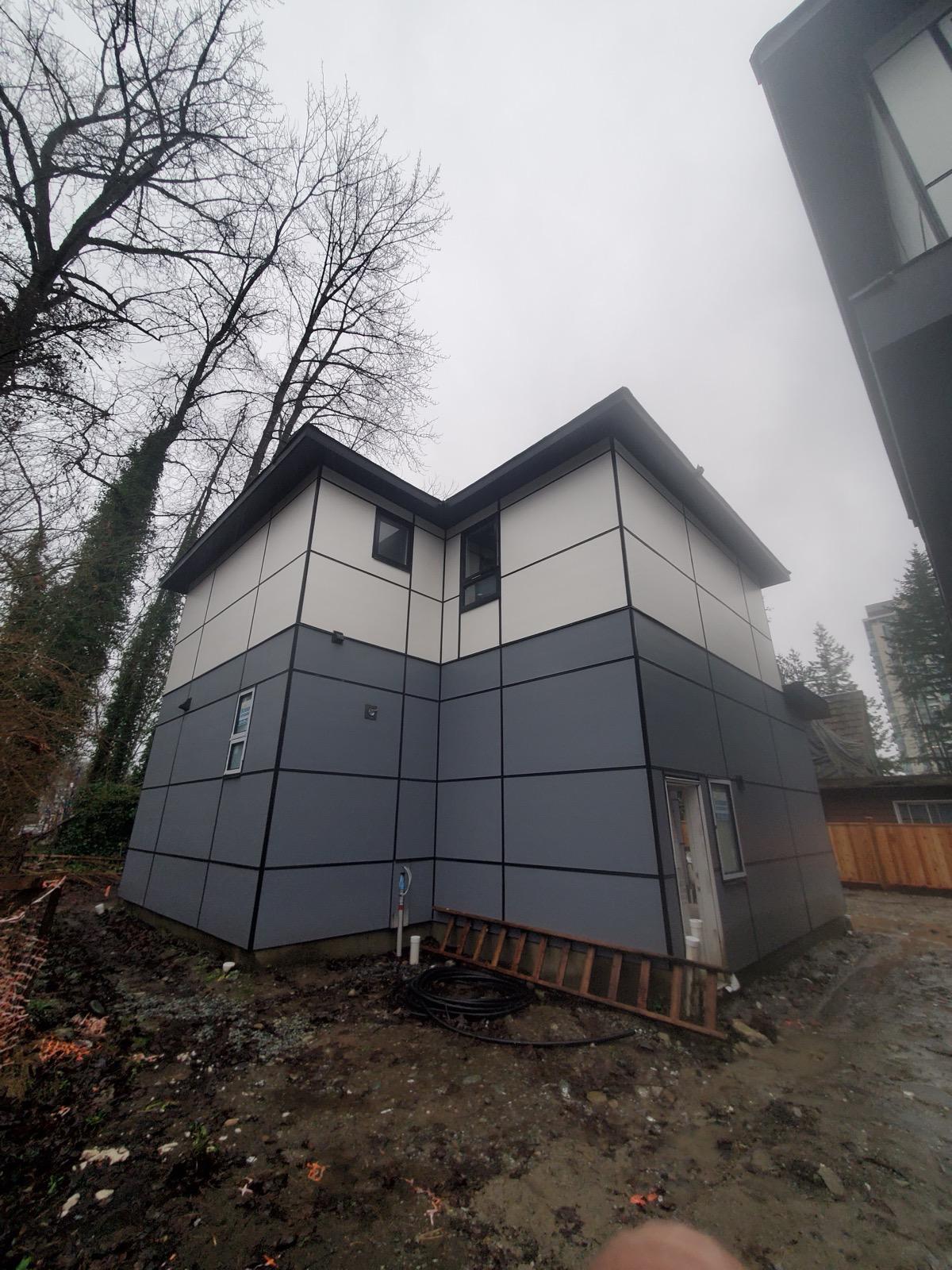 Modern two-tone Hardie panel home